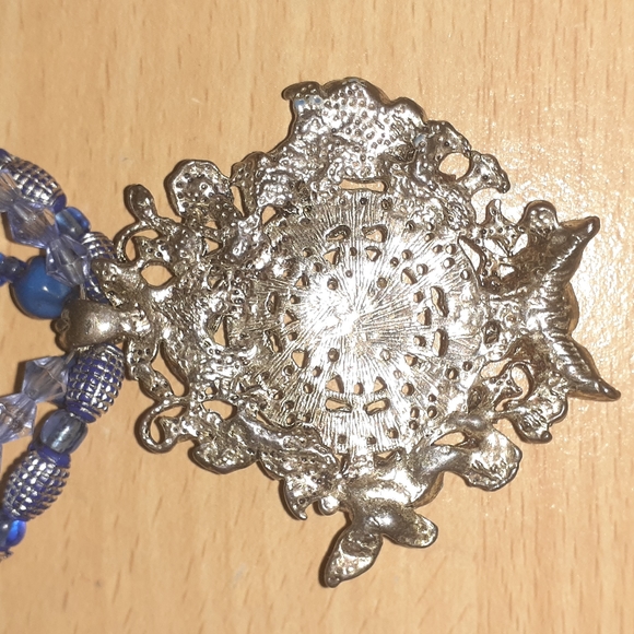 Beaded earrings and necklace with medallion set - Picture 5 of 6